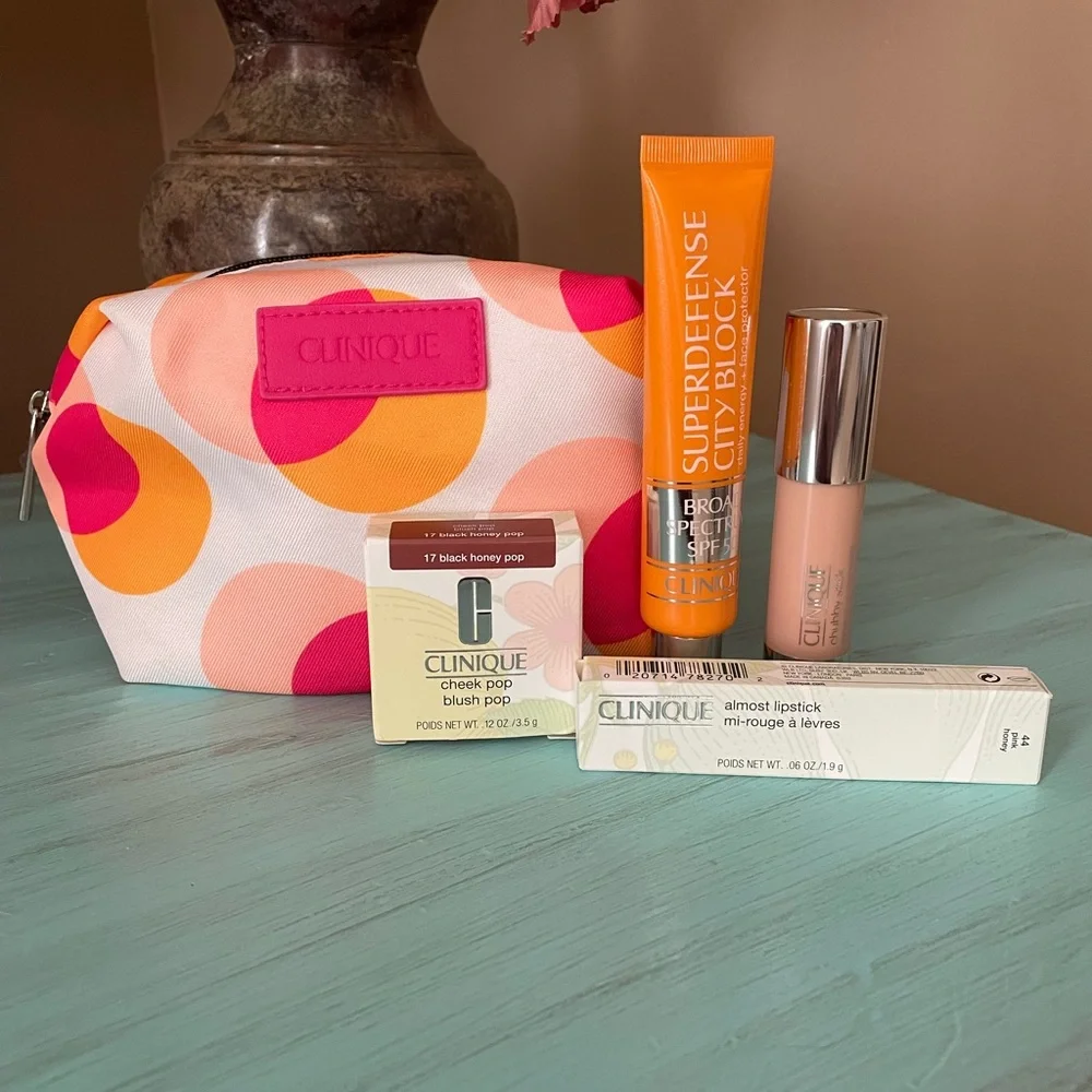 Clinique Makeup And Skincare Bundle (NWOT) - Picture 1 of 2